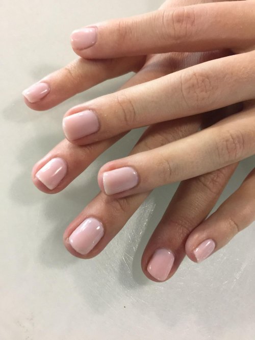 Натуральный маникюр на коротких ногтях