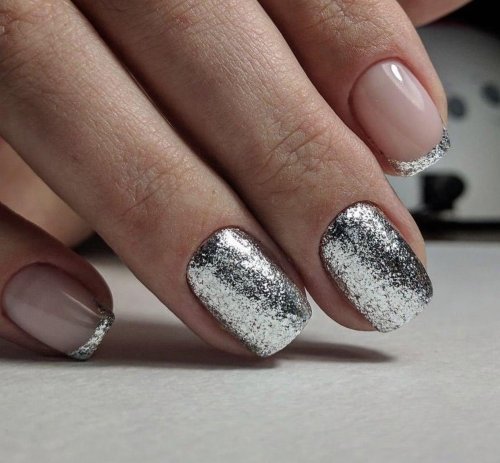 Серебряный маникюр на короткие ногти