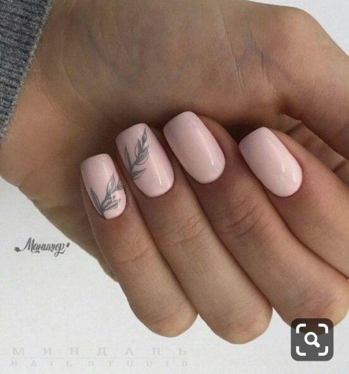 Светлый нюдовый маникюр на короткие