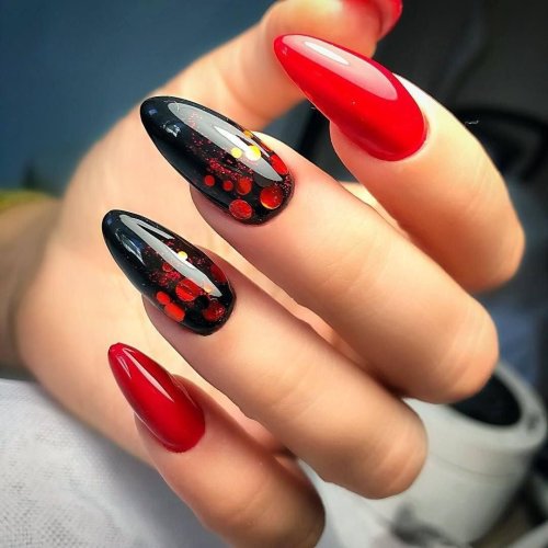 Красный маникюр миндаль