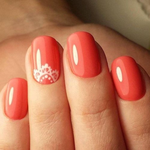 Коралловый маникюр на короткие ногти