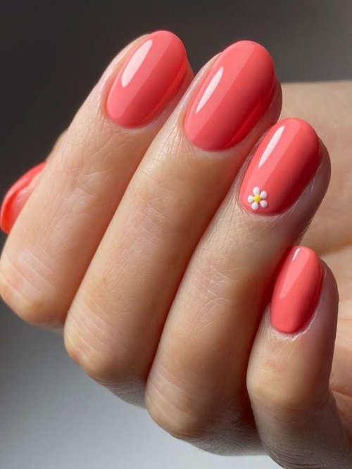 Коралловый маникюр на короткие ногти