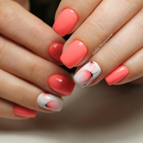Коралловый маникюр на короткие ногти