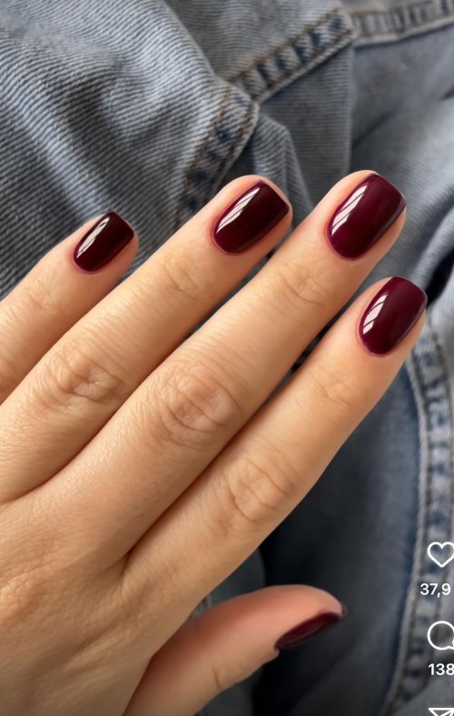 Бордовые ногти короткие
