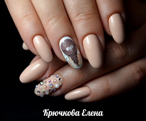 Дизайн на бежевых ногтях