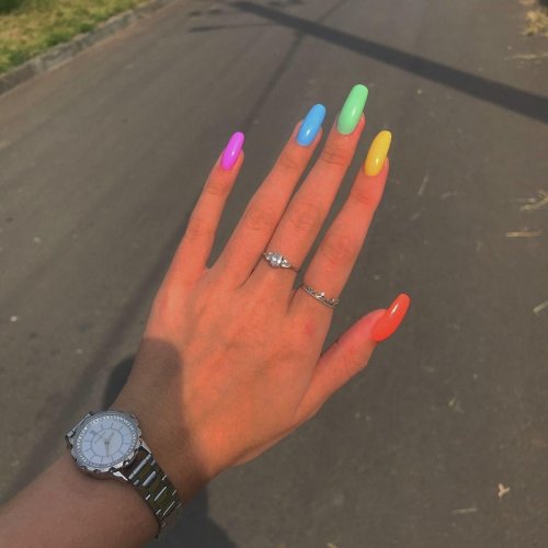 Маникюр на длинные ногти яркие