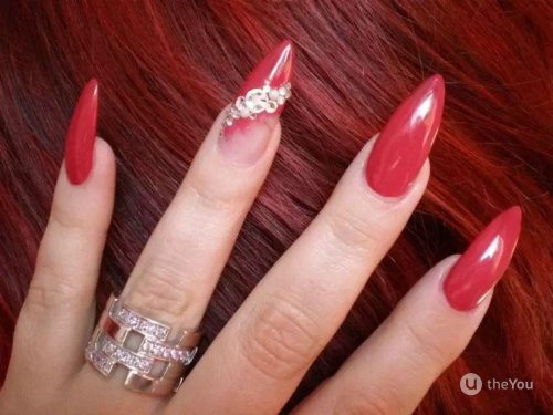 Красные длинные ногти