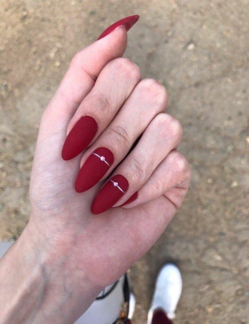 Маникюр миндаль красный