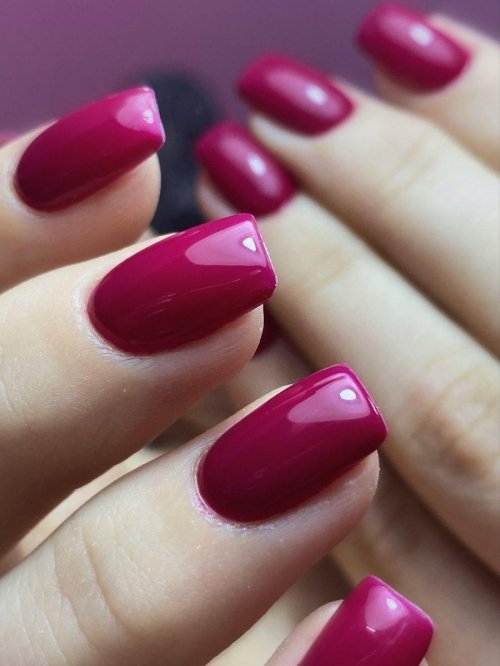 Маникюр viva magenta 2023