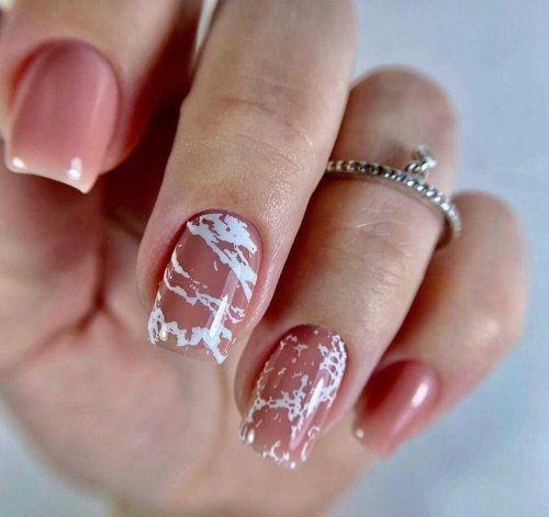 Прозрачный маникюр с дизайном на короткие ногти