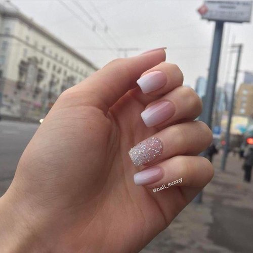 Белый нюд с блестками маникюр