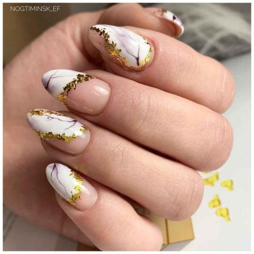 Молочный маникюр с золотой поталью