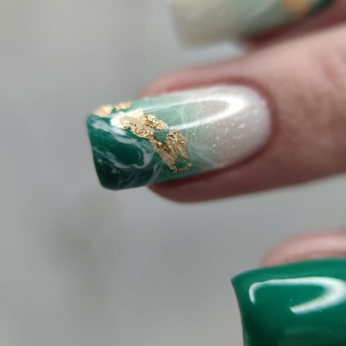 Изумрудный маникюр с золотой поталью