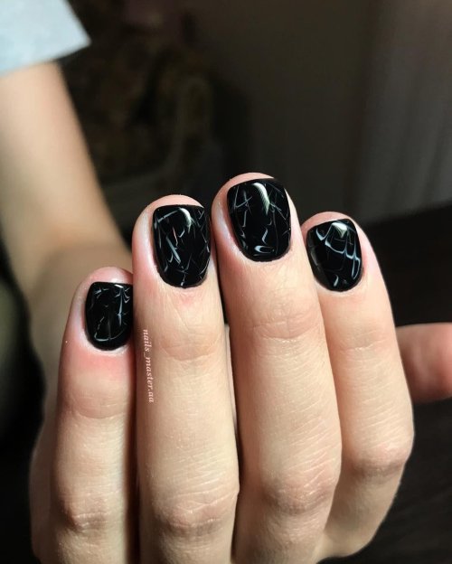 Маникюр на короткие ногти темные