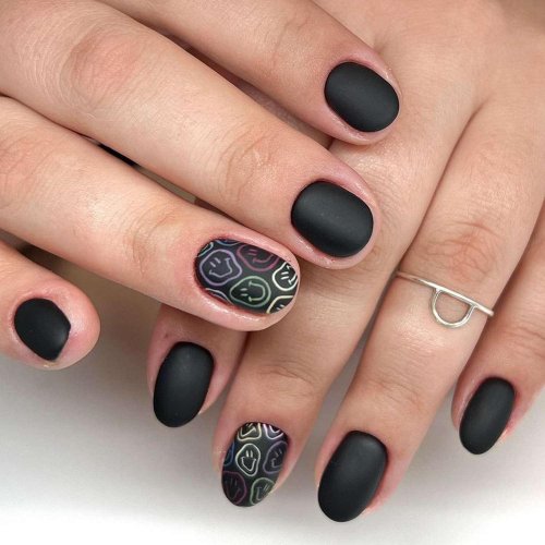 Черные ногти короткие