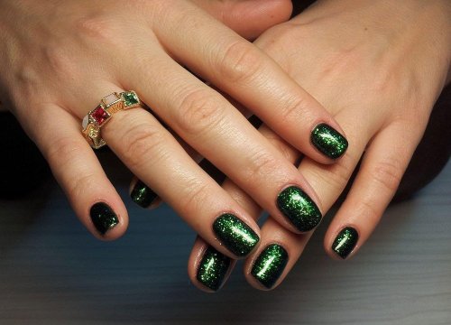 Зеленый маникюр с блестками на короткие ногти