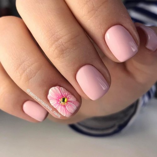 Нежный летний маникюр на короткие ногти