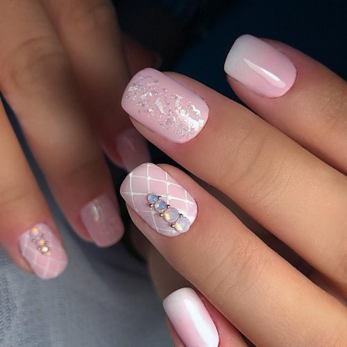 Летний нежный маникюр на короткие ногти