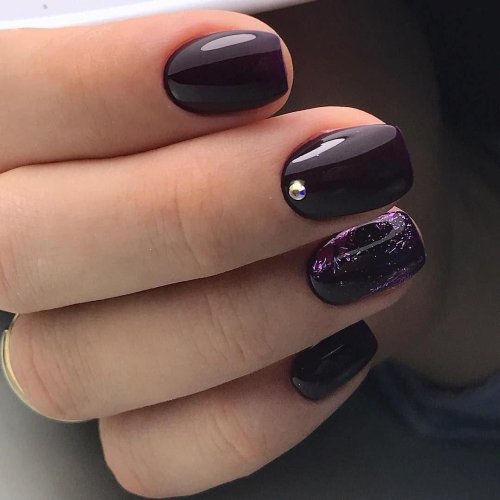 Сливовый маникюр на короткие ногти