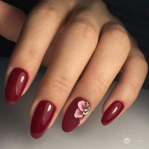 Маникюр бордовый с дизайном