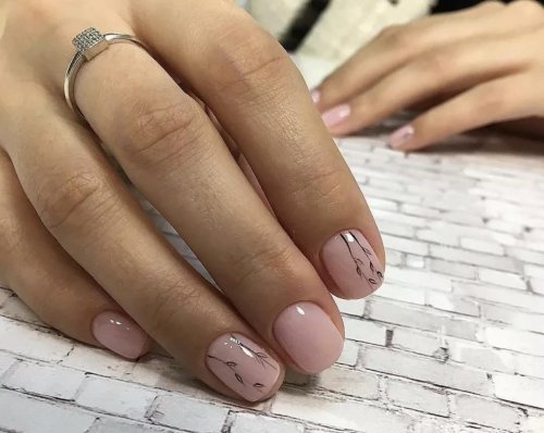 Маникюр на очень короткие ногти нежные