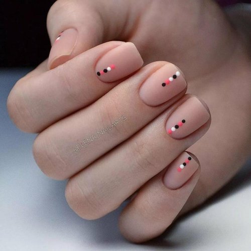Легкий дизайн на короткие ногти
