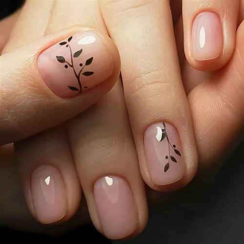 Легкий дизайн на короткие ногти