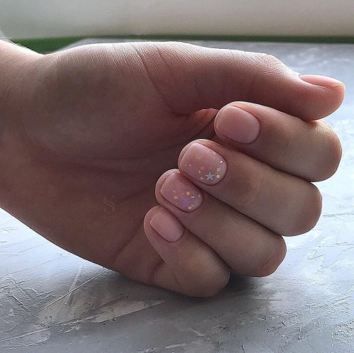 Маникюр на очень короткие ногти нежные
