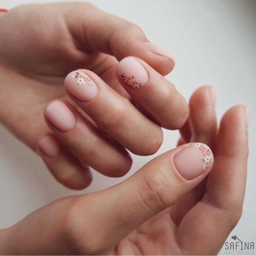 Нюдовый маникюр на короткие ногти