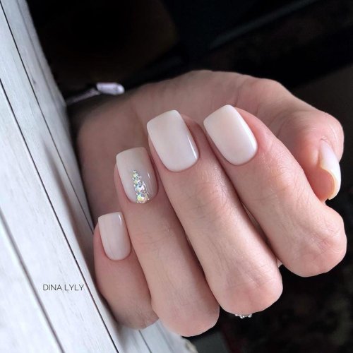 Нежный маникюр на короткие ногти квадратной молочный