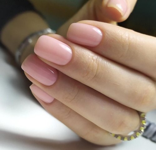 Нюдовый маникюр на короткие ногти мягкий квадрат