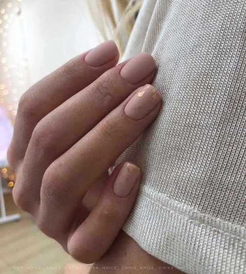 Нюдовый маникюр на короткие ногти квадратной