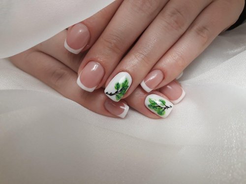 Маникюр френч зеленый с белым