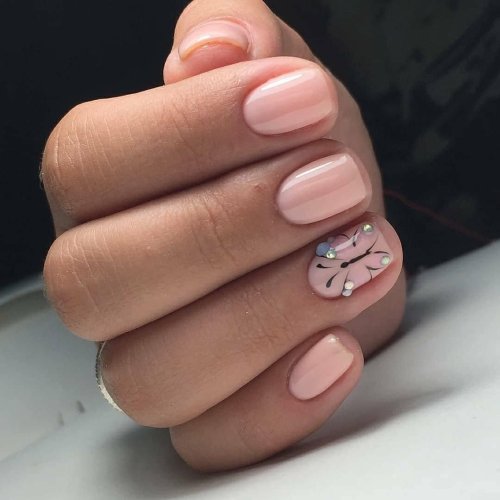 Нежный маникюр на короткие