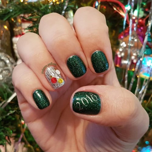 Маникюр зеленый новогодний
