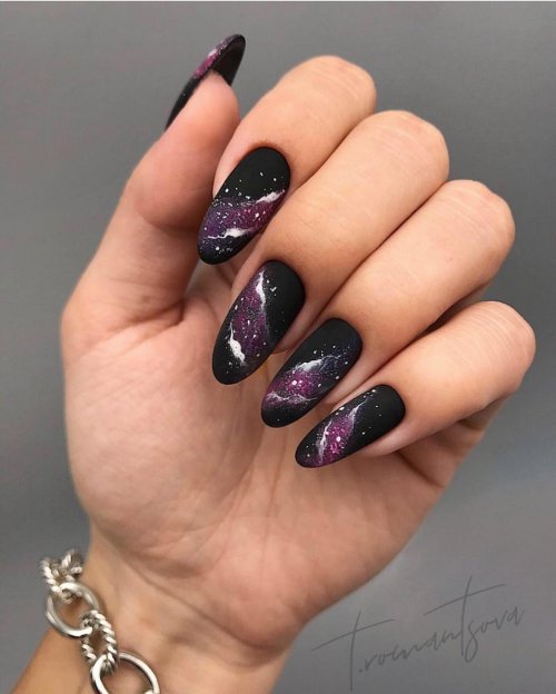 Маникюр на короткие ногти космос