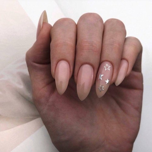 Длинные миндальные ногти нюд