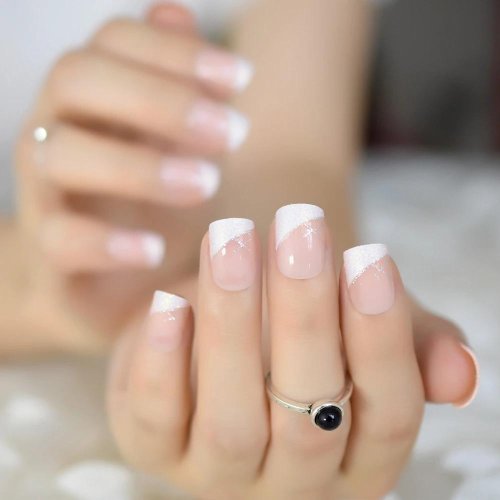 Французский маникюр на короткие ногти квадратной формы