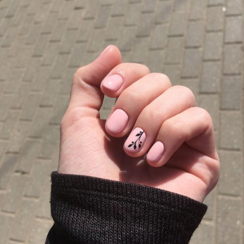 Ногти короткие