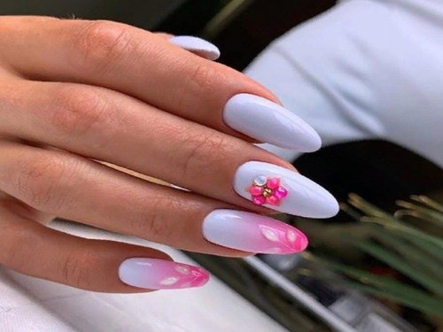 Яркий маникюр на овальные ногти
