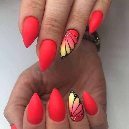 Коралловые ногти с бабочками