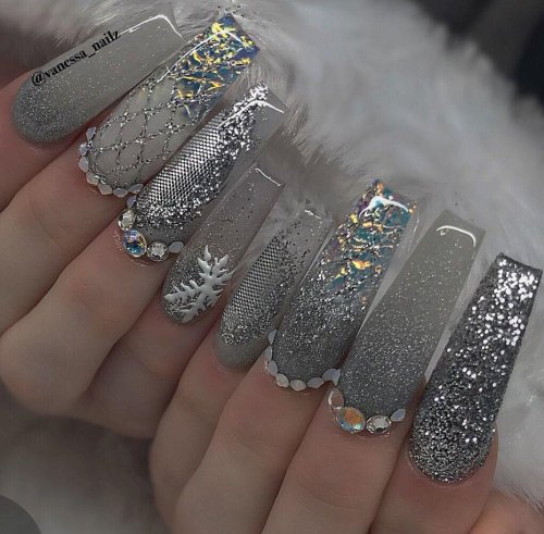 Серый блестящий маникюр