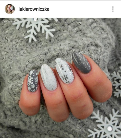 Маникюр со снежинками
