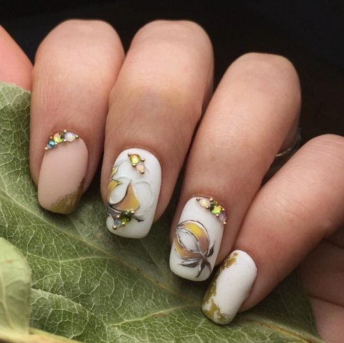 Модный весенний маникюр на короткие ногти