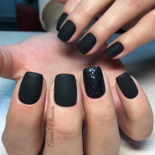 Черный матовый маникюр на короткие