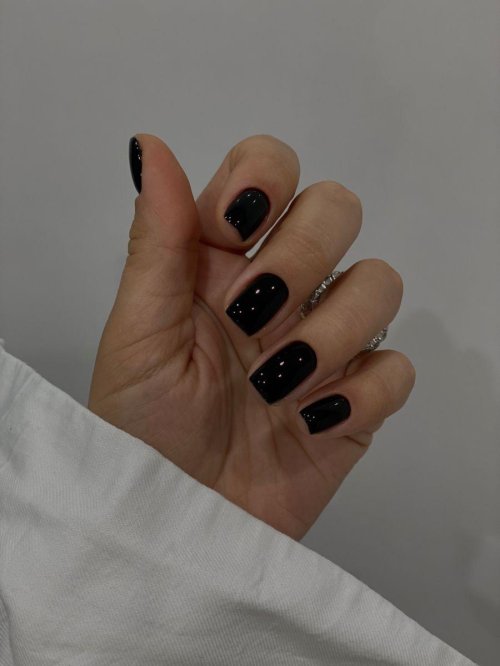 Черные ногти короткие