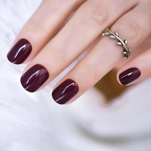 Однотонный маникюр на короткие ногти