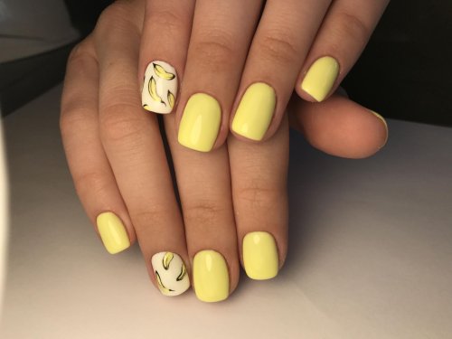 Желтый маникюр на короткие ногти