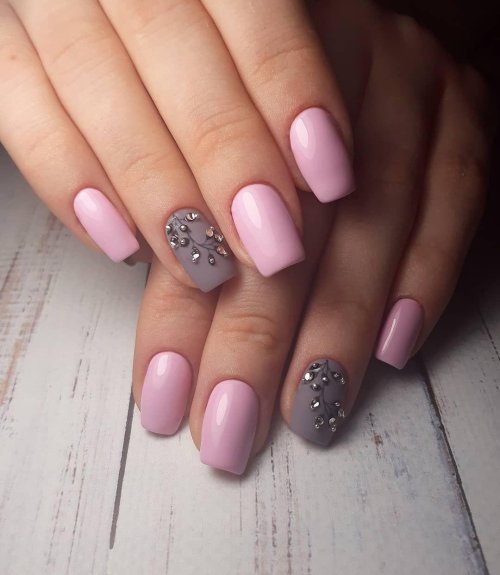 Серо розовый маникюр на короткие ногти