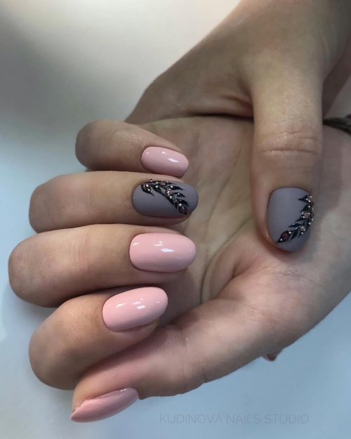 Серо розовый маникюр на короткие ногти